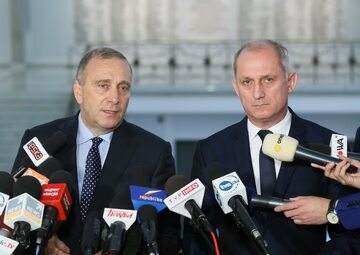 Przewodniczący PO Grzegorz Schetyna i przewodniczący KP PO Sławomir Neumann  podczas konferencji prasowej w Sejmie