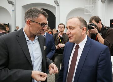Przewodniczący PO Grzegorz Schetyna (P) i prof. Marek Chmaj (L), podczas spotkania warszawskiego Klubu Obywatelskiego