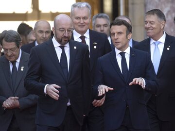 Przewodniczący Rady Europejskiej Charles Michel i prezydent Francji Emmanuel Macron