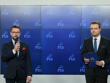 Przewodniczący sejmowej Komisji Spraw Zagranicznych Radosław Fogiel (L) i nowy rzecznik prasowy PiS Rafał Bochenek (P).