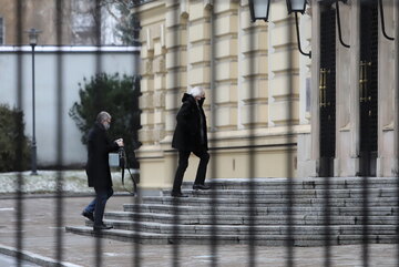 Przewodniczący sejmowej Komisji Zdrowia, poseł PiS Tomasz Latos (L) i wicemarszałek Sejmu Ryszard Terlecki (P) po przyjeździe na spotkanie w KPRM w Warszawie.