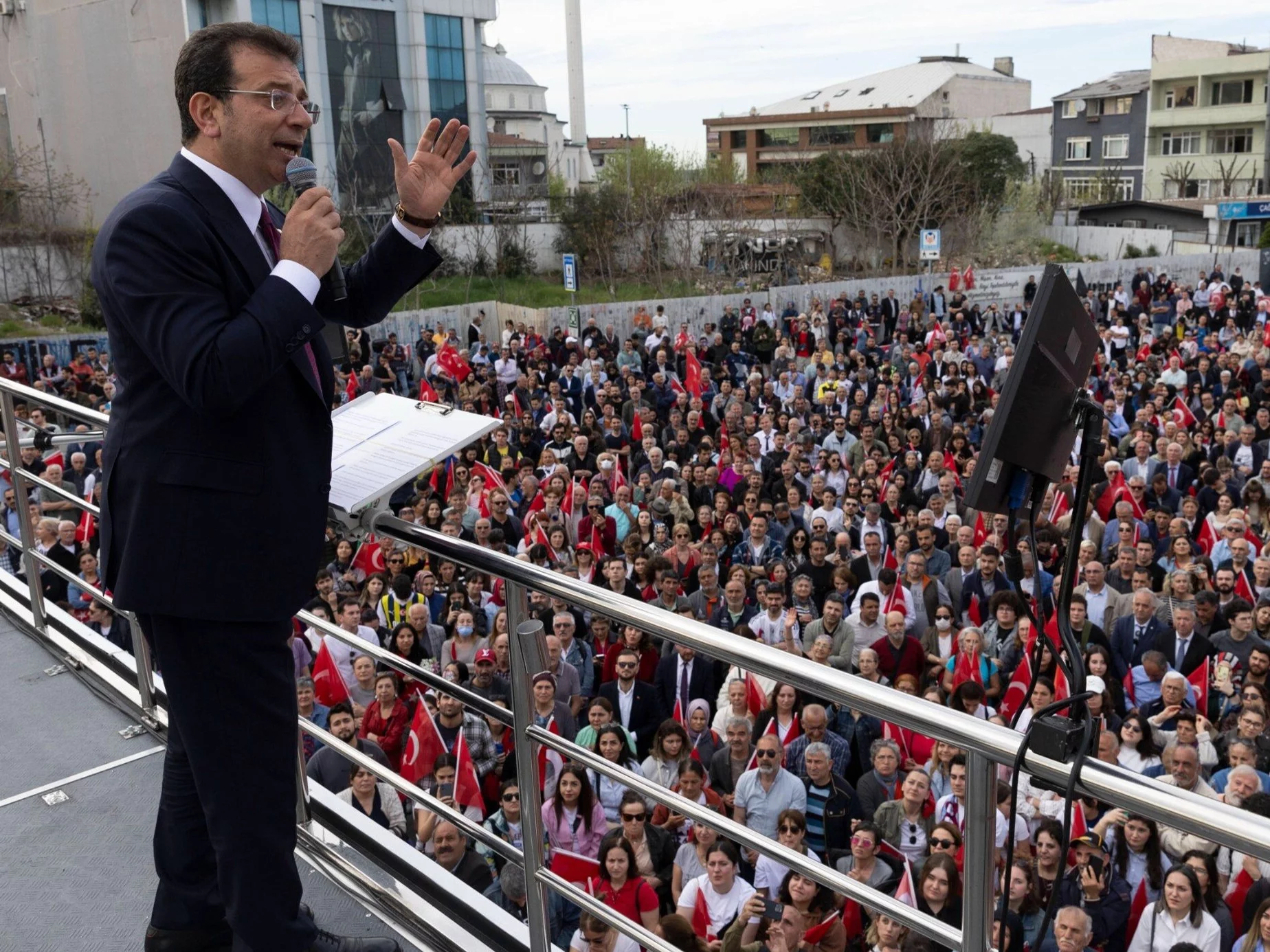 Burmistrz Stambułu Ekrem Imamoglu odbiera licencję burmistrza po wygraniu wyborów w Stambule