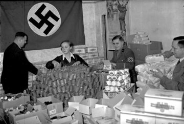 Przygotowywanie paczek świątecznych. Niemcy, 1935 rok