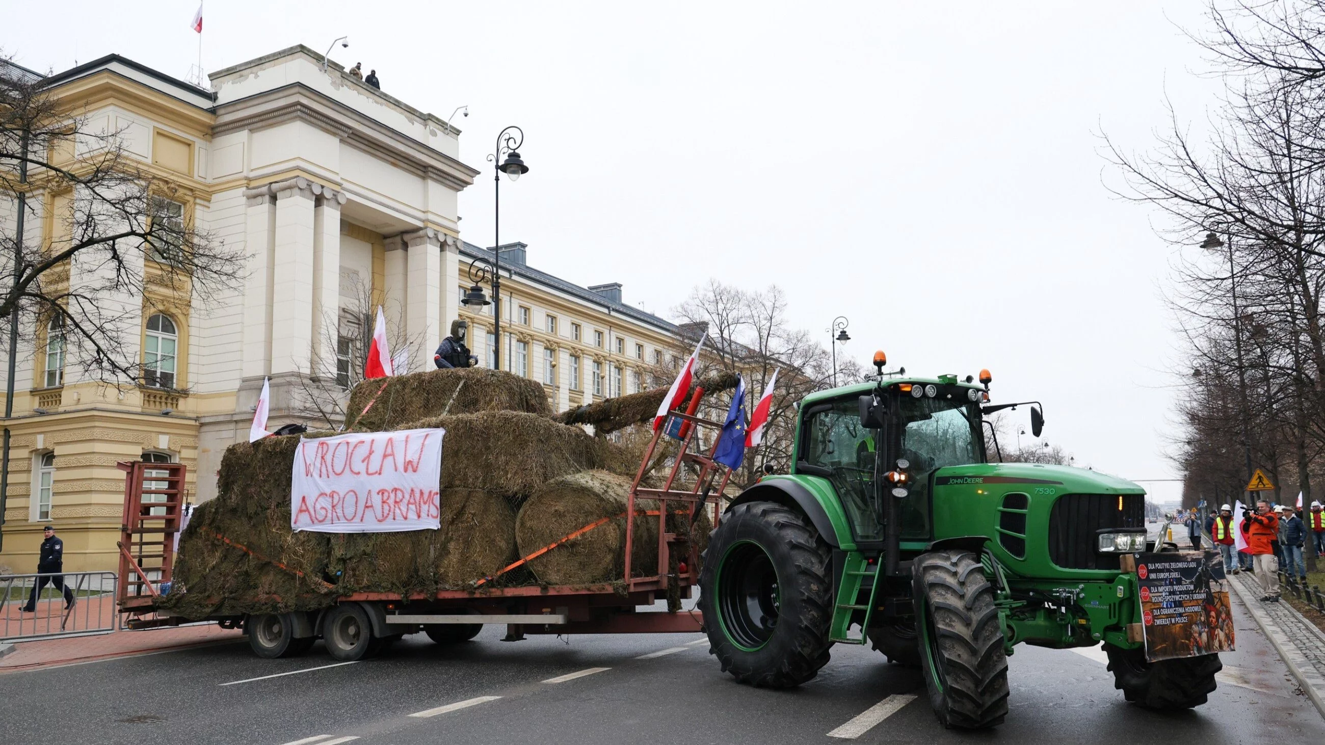 Protest rolników przed KPRM w Warszawie