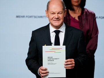 Przyszły kanclerz Niemiec Olaf Scholz po podpisaniu umowy koalicyjnej