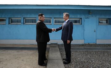 Przywódca Korei Północnej Kim Dzong Un i prezydent Korei Południowej Mun Dze In