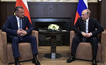 Przywódca Osetii Południowej Anatolij Bibiłow i prezydent Rosji Władimir Putin