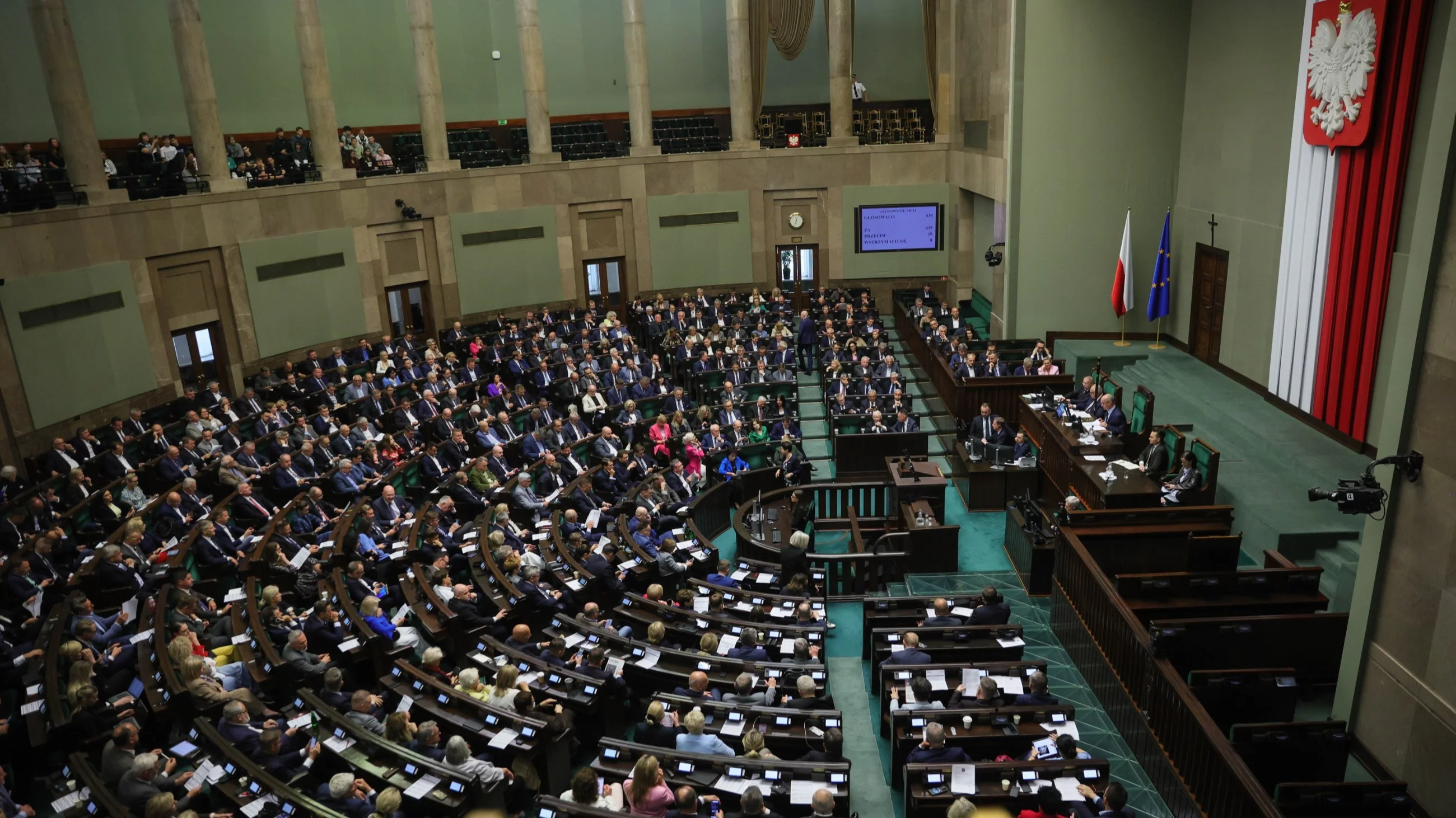 Posłowie na sali obrad Sejmu w Warszawie