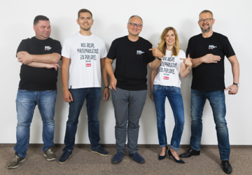 Publicyści "Do Rzeczy" w koszulkach "Nie będę przepraszać za Polskę"
