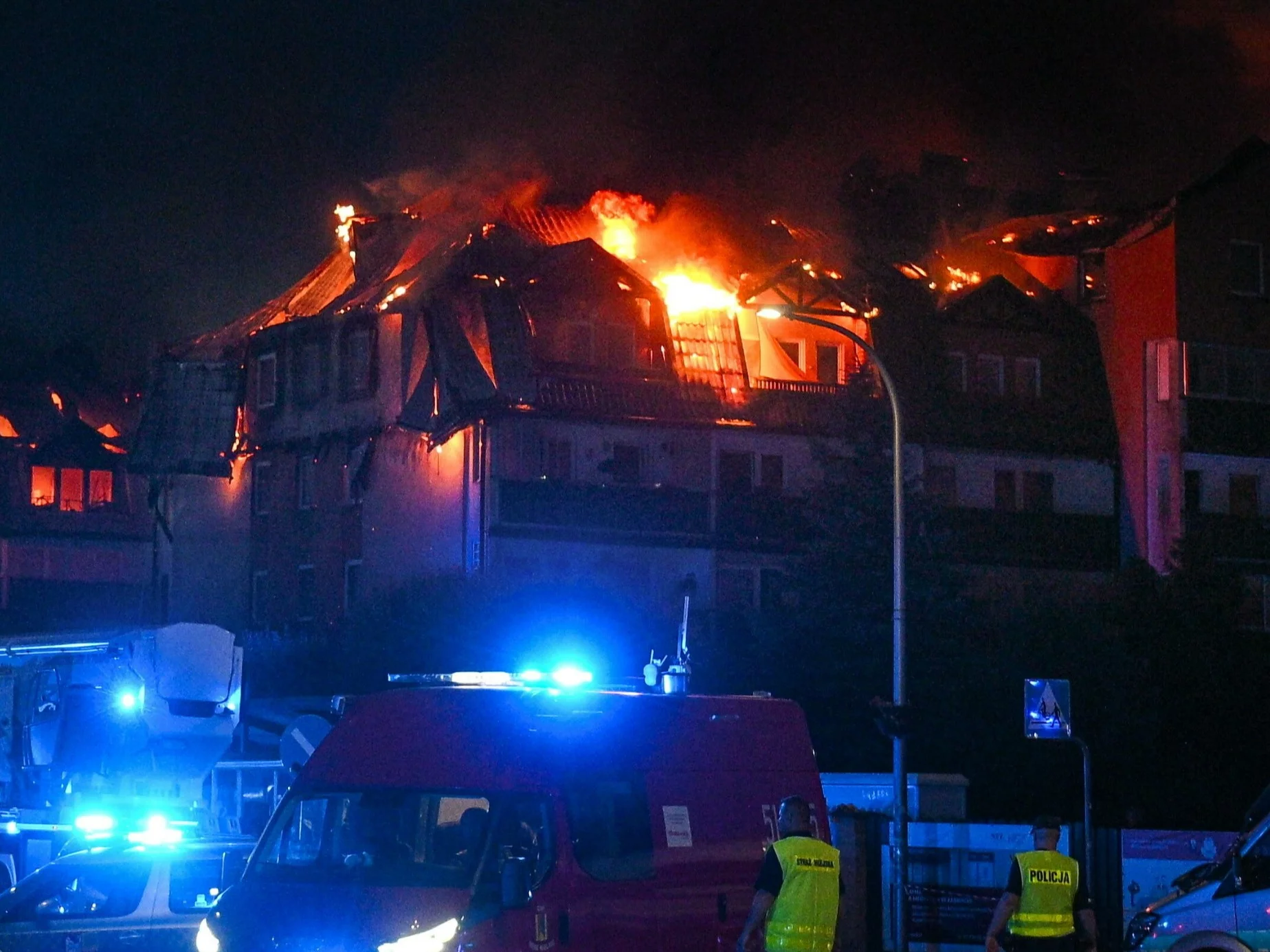 Pożar dachu budynku mieszkalnego na osiedlu Kopernika w podwarszawskich Ząbkach