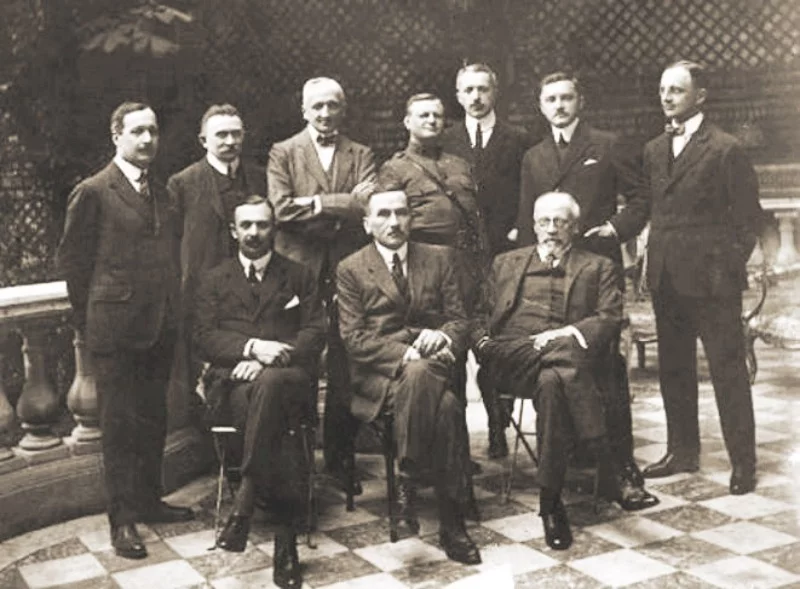 Komitet Narodowy Polski w Paryżu 1918. Siedzą od lewej: Maurycy Zamoyski, Roman Dmowski, Erazm Piltz, stoją Stanisław Kozicki, Jan Emanuel Rozwadowski, Konstanty Skirmunt, Franciszek Fronczak, Władysław Sobański, Marian Seyda, Józef Wielowieyski