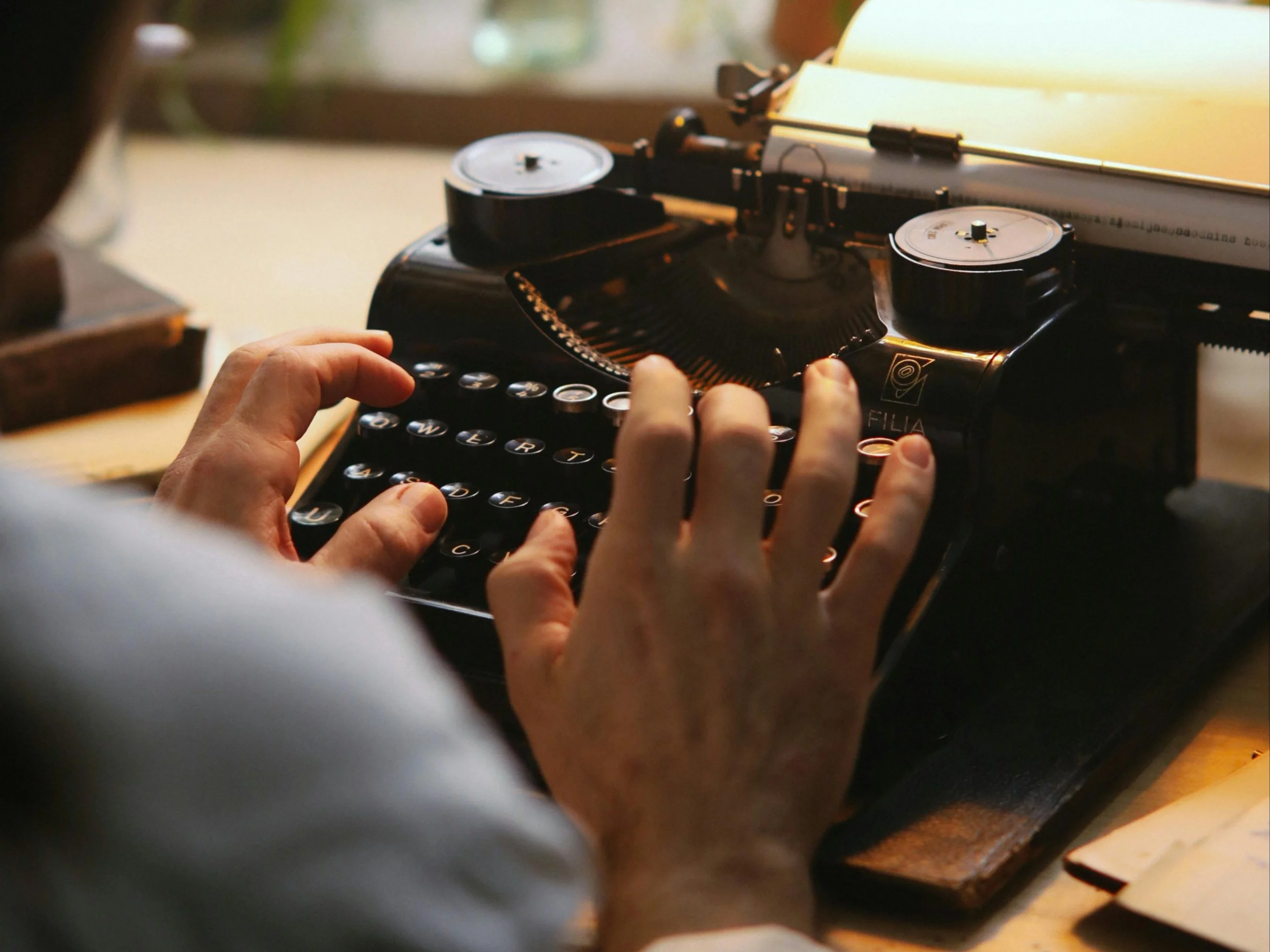 Pisanie na maszynie. Zdj. ilustracyjne