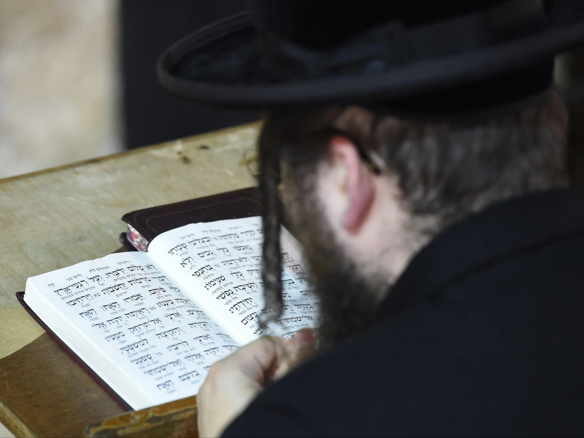 Ortodoksyjny Żyd pod Ścianą Płaczu w Jerozolimie