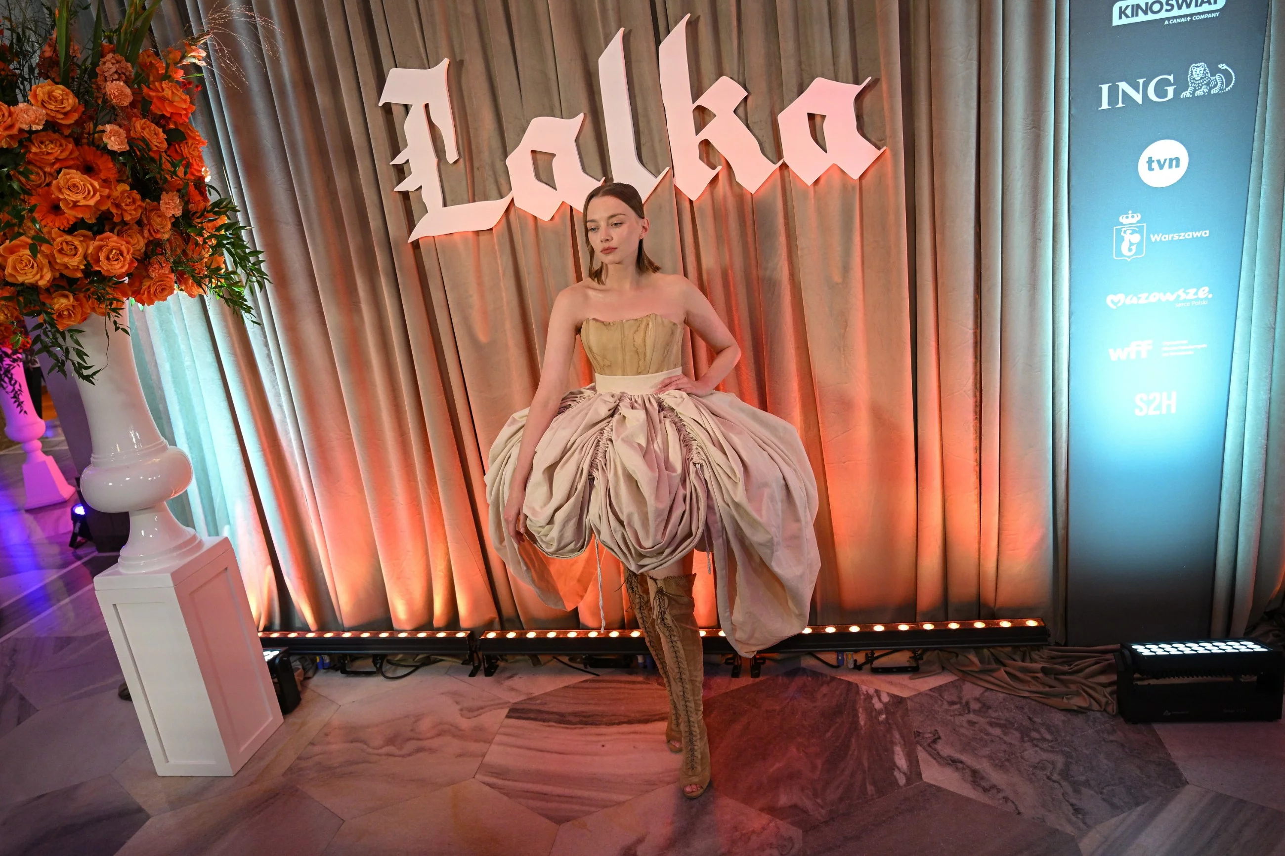 Aktorka Kamila Urzędowska na premierze filmu "Lalka" w reżyserii Macieja Kawalskiego
