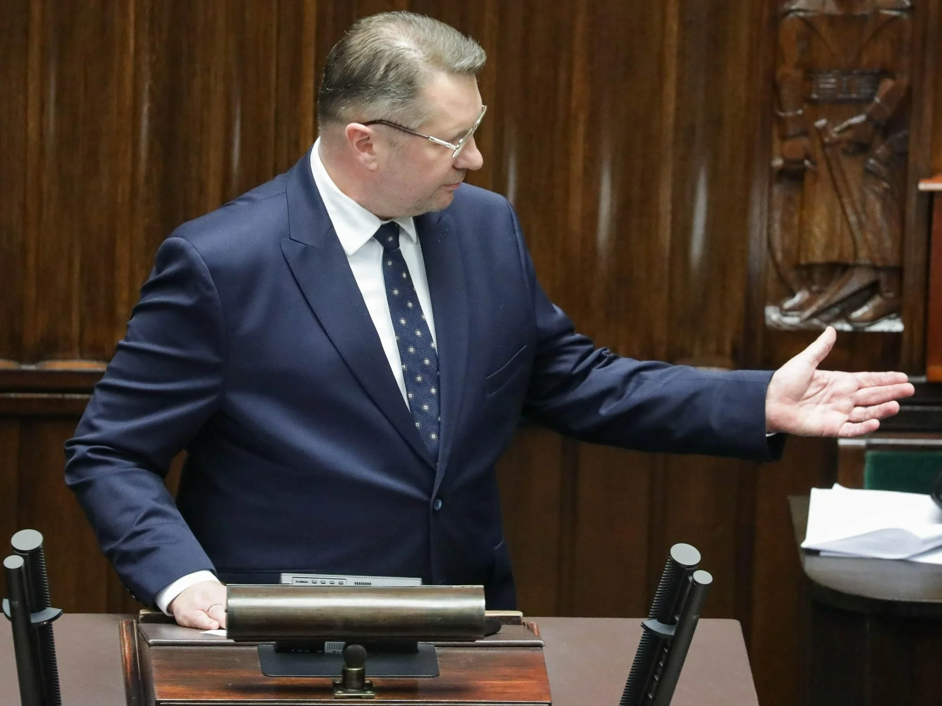 "Trwają dyskusje między prezydentem i premierem". Poeta: To nie jest pewnie jakiś problem