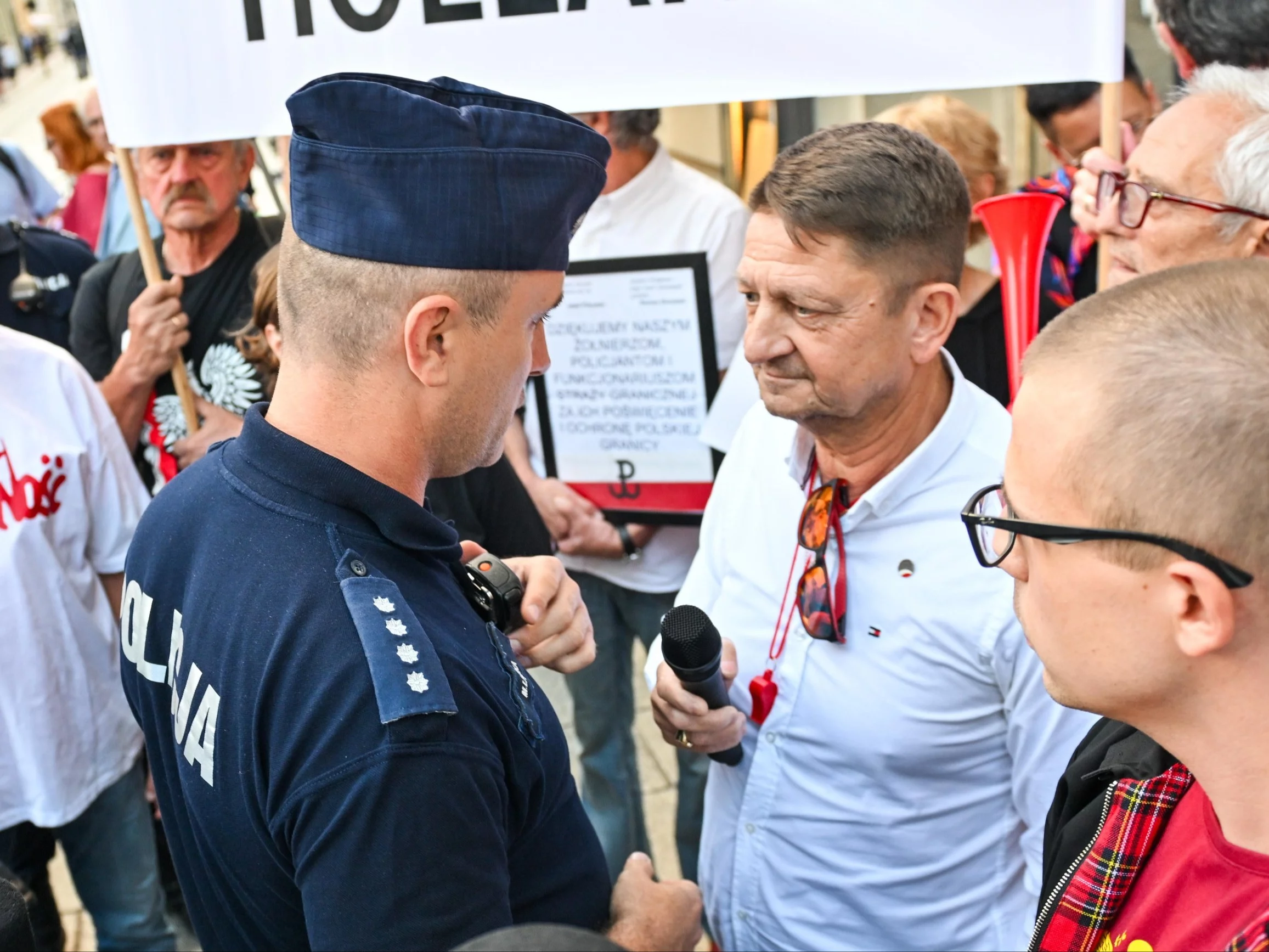 Ryszard Majdzik uczestniczy w proteście przed Kinem Pod Baranami w Krakowie