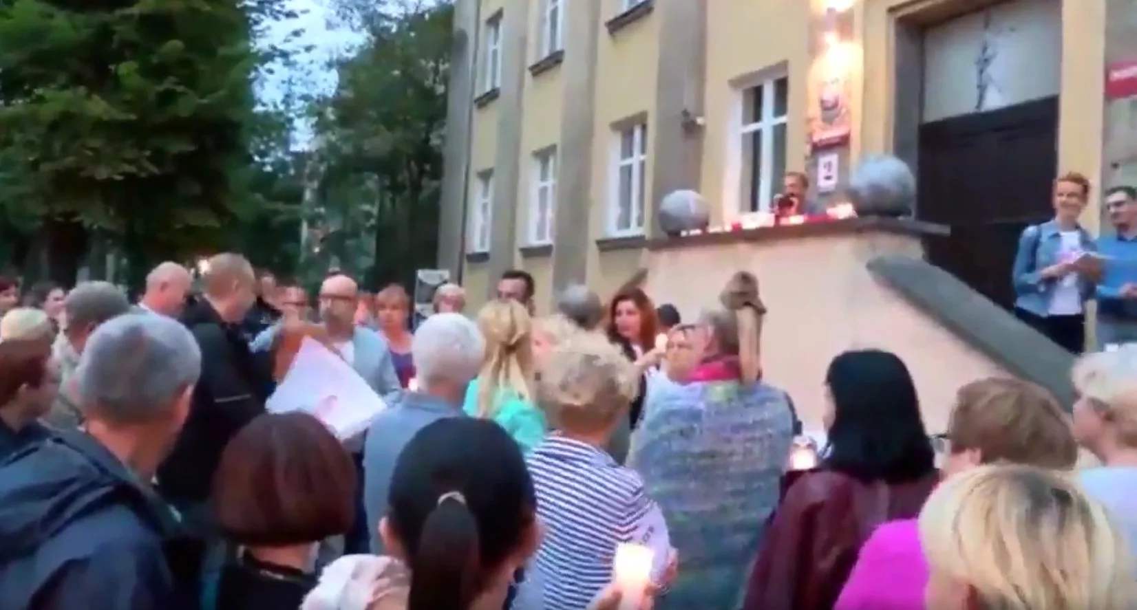 Radny PO zaatakował przechodnia pizzą