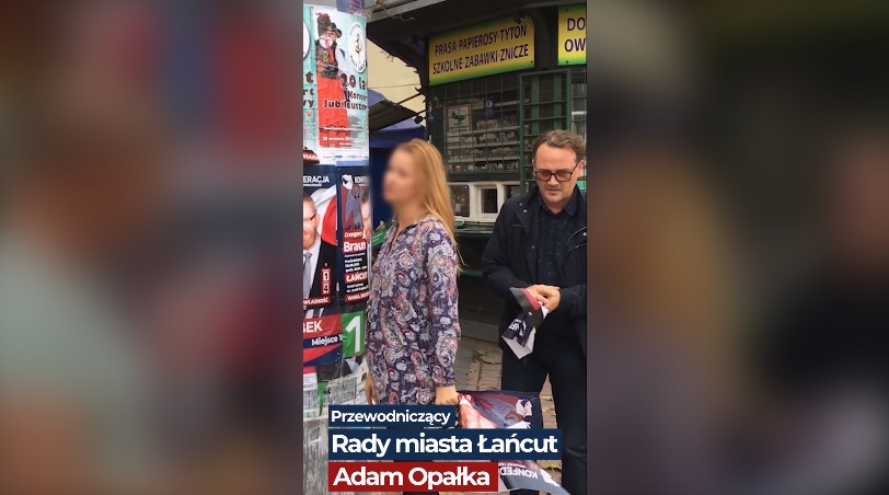 Radny Adam Opałka zrywa plakaty Konfederacji