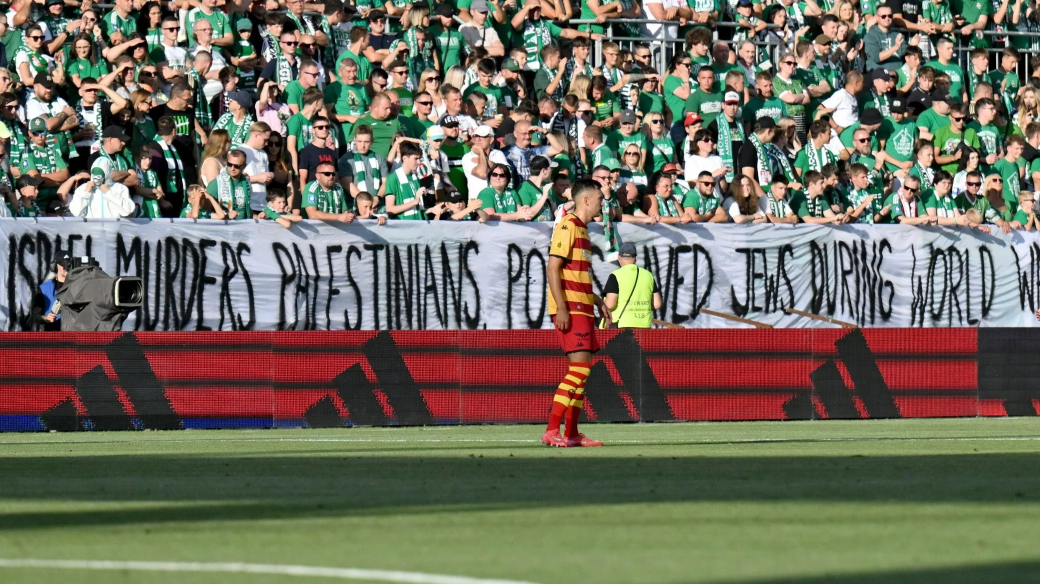Kibice odpowiedzieli na skandaliczny baner. "Izrael morduje Palestyńczyków"