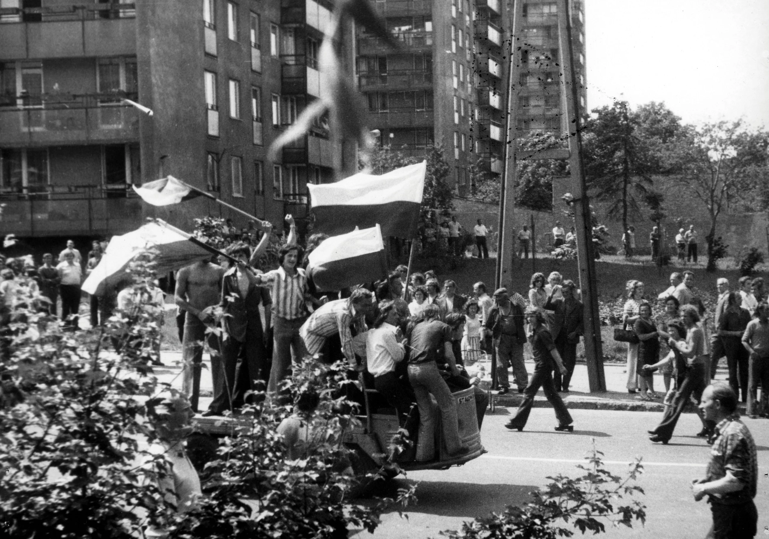 Strajkujący pracownicy Zakładów Metalowych im. gen. „Waltera”. Protesty w Radomiu, 1976 rok