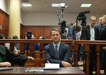 Radosław Sikorski stawił się jako świadek na procesie Tomasza Arabskiego i innych urzędników, oskarżonych w trybie prywatnym, przez część rodzin ofiar katastrofy smoleńskiej, o niedopełnienie obowiązków przy organizacji wizyty prezydenta Lecha Kaczyńskieg