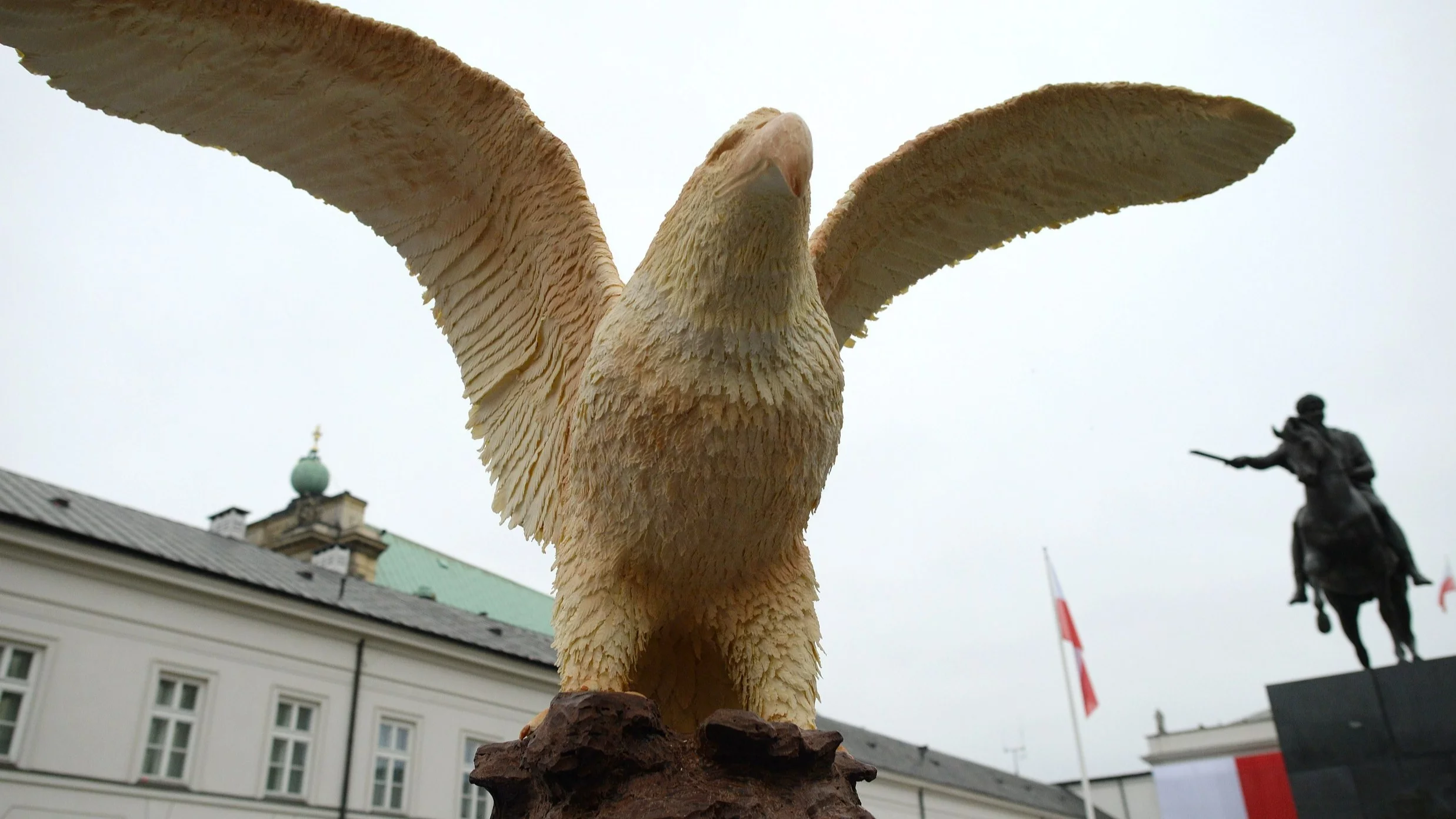 Orzeł z białej czekolady został odsłonięty na zakończenia marszu "Orzeł może" 2 maja 2013 roku przed Pałacem Prezydenckim w Warszawie