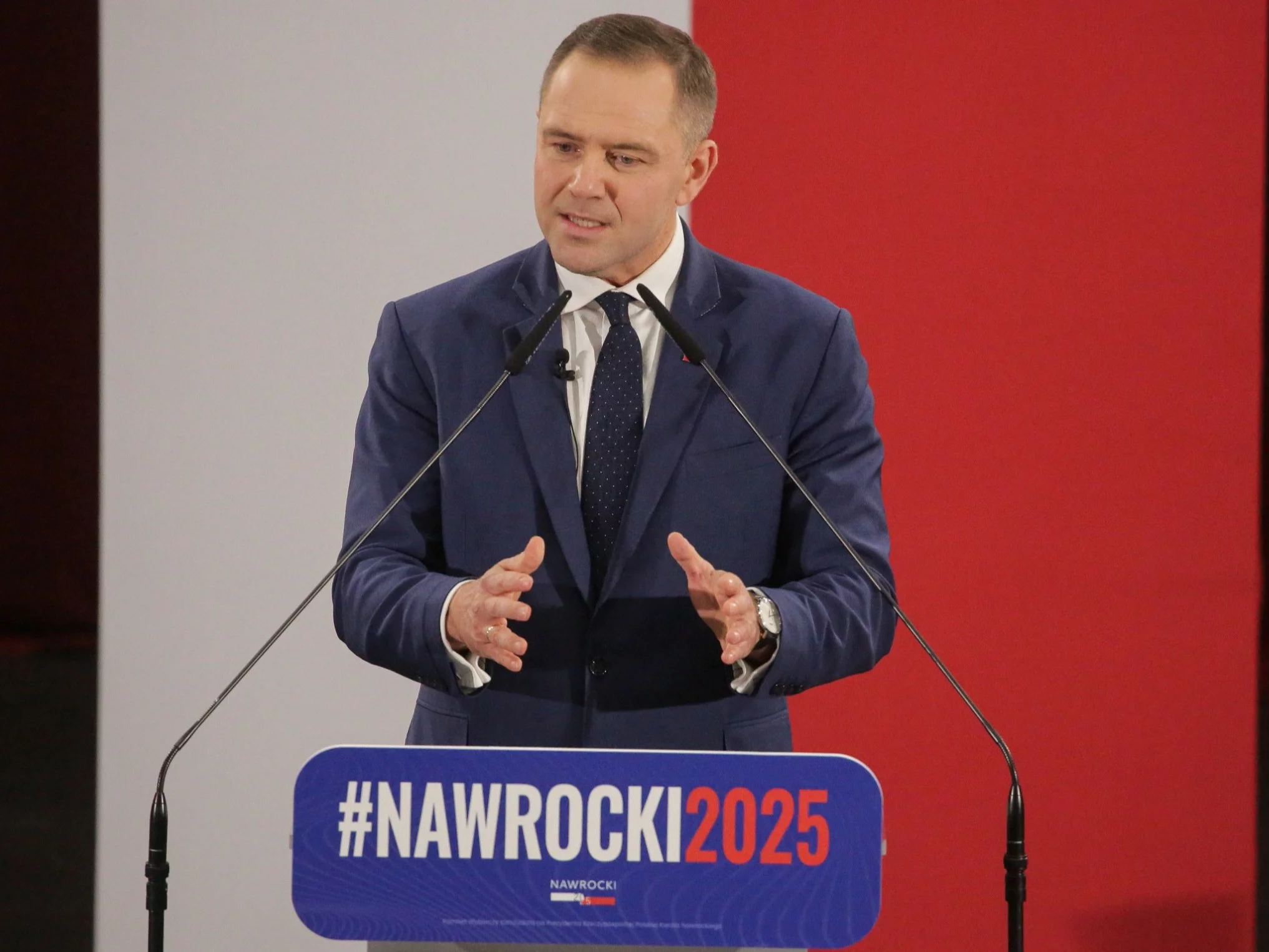 Karol Nawrocki przemawia na spotkaniu otwartym podczas kampanii wyborczej