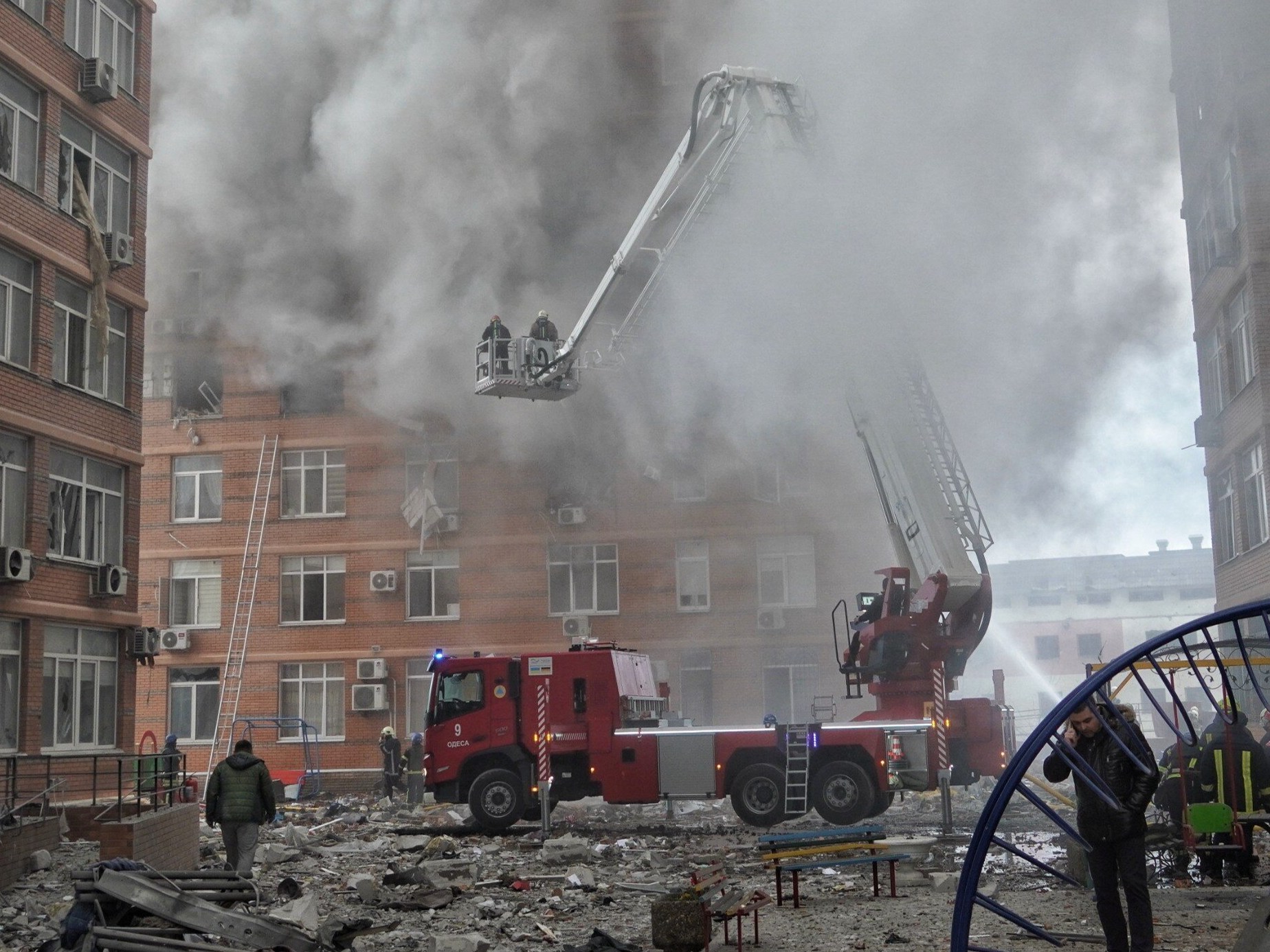 Odessa, Ukraina, 29.12.2023. Strażacy gaszą budynek po rosyjskim ataku