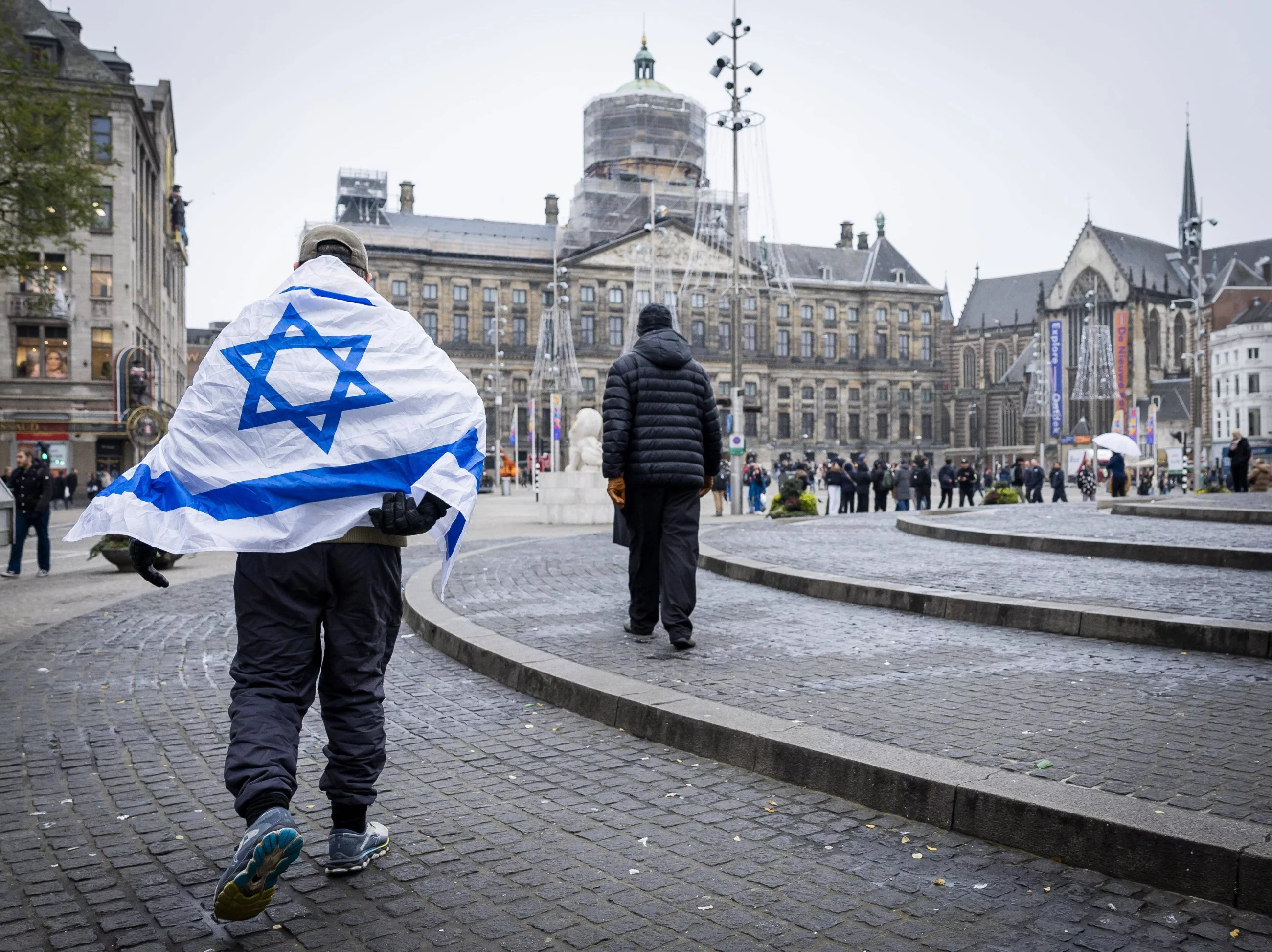 Kibic z flagą Izraela w Amsterdamie