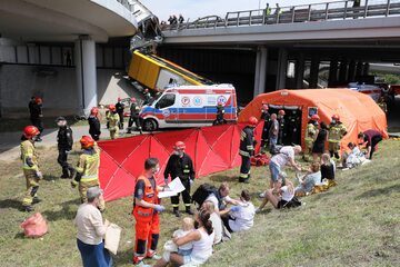 Ranni otrzymują pomoc na miejscu wypadku autobusu miejskiego w Warszawie