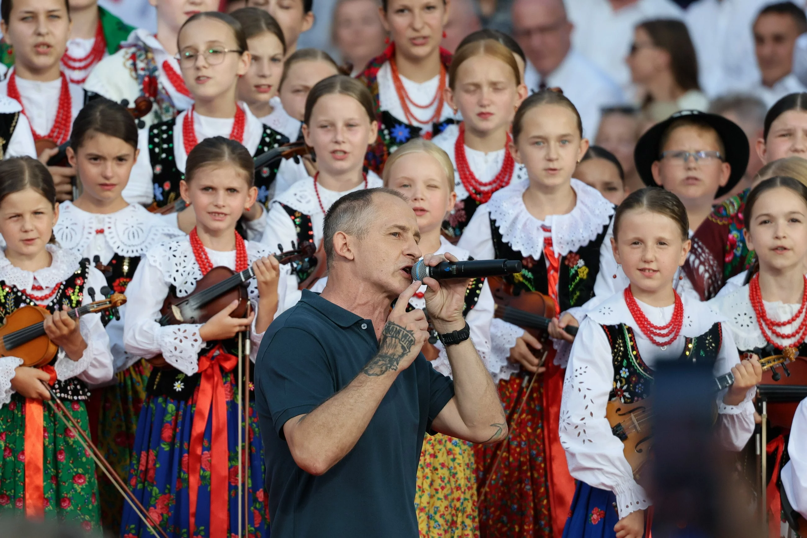 Raper Eldo i zespół Zagórzańska Siła na dziedzińcu Pałacu Prezydenckiego
