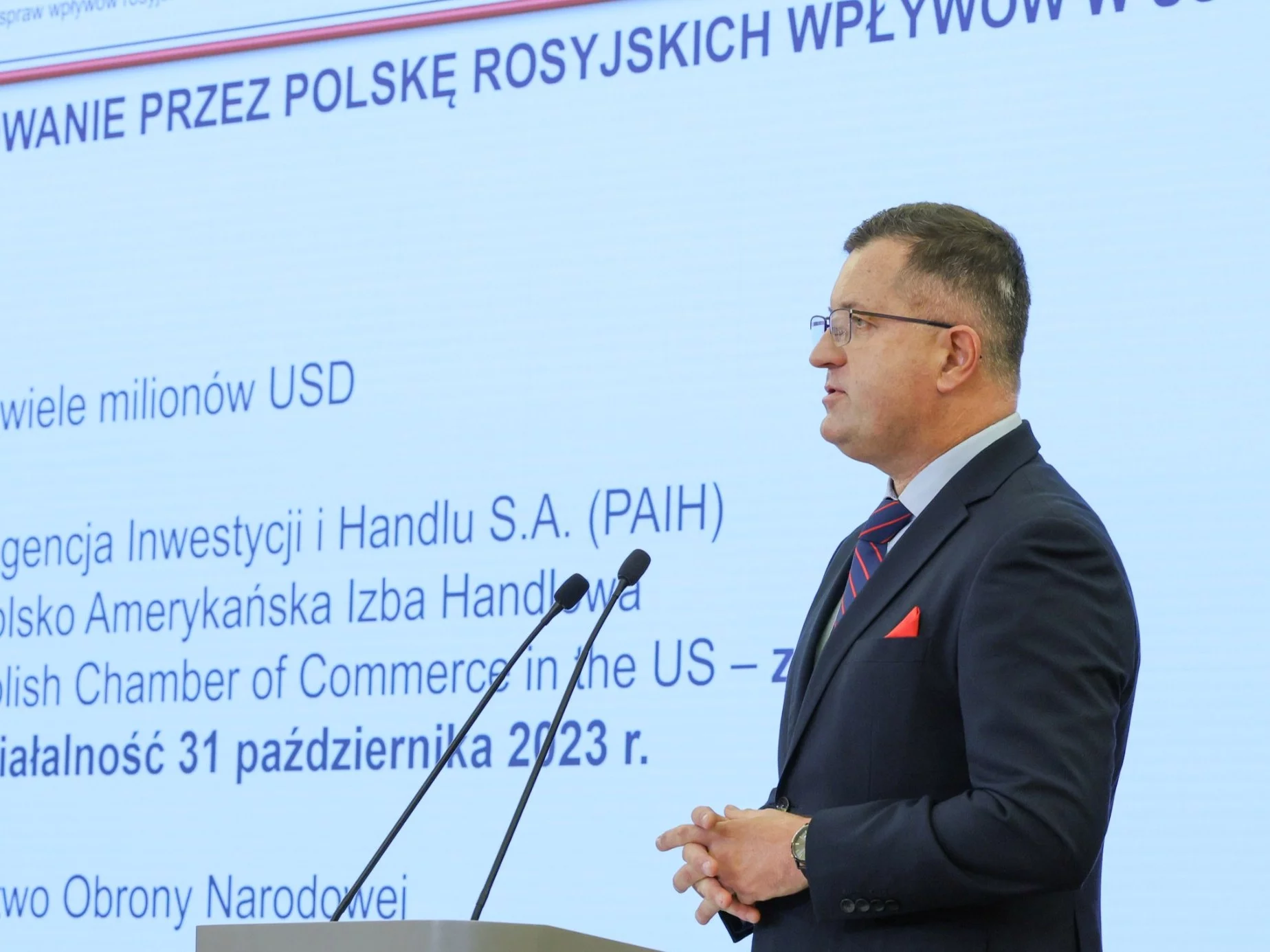 Szef Służby Kontrwywiadu Wojskowego gen. Jarosław Stróżyk przedstawia raport z prac komisji do spraw badania wpływów rosyjskich i białoruskich