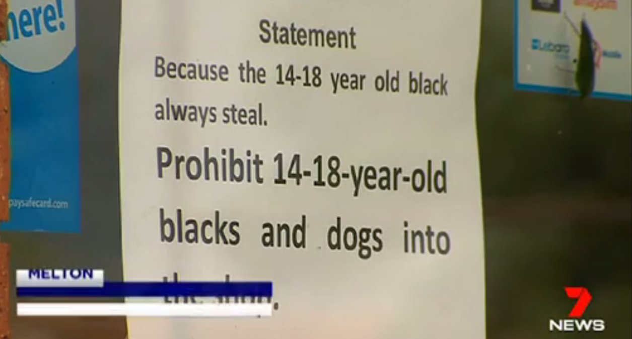 Rasistowskie ogłoszenie, które pojawiło się na szybie jednego ze sklepów w Melbourne