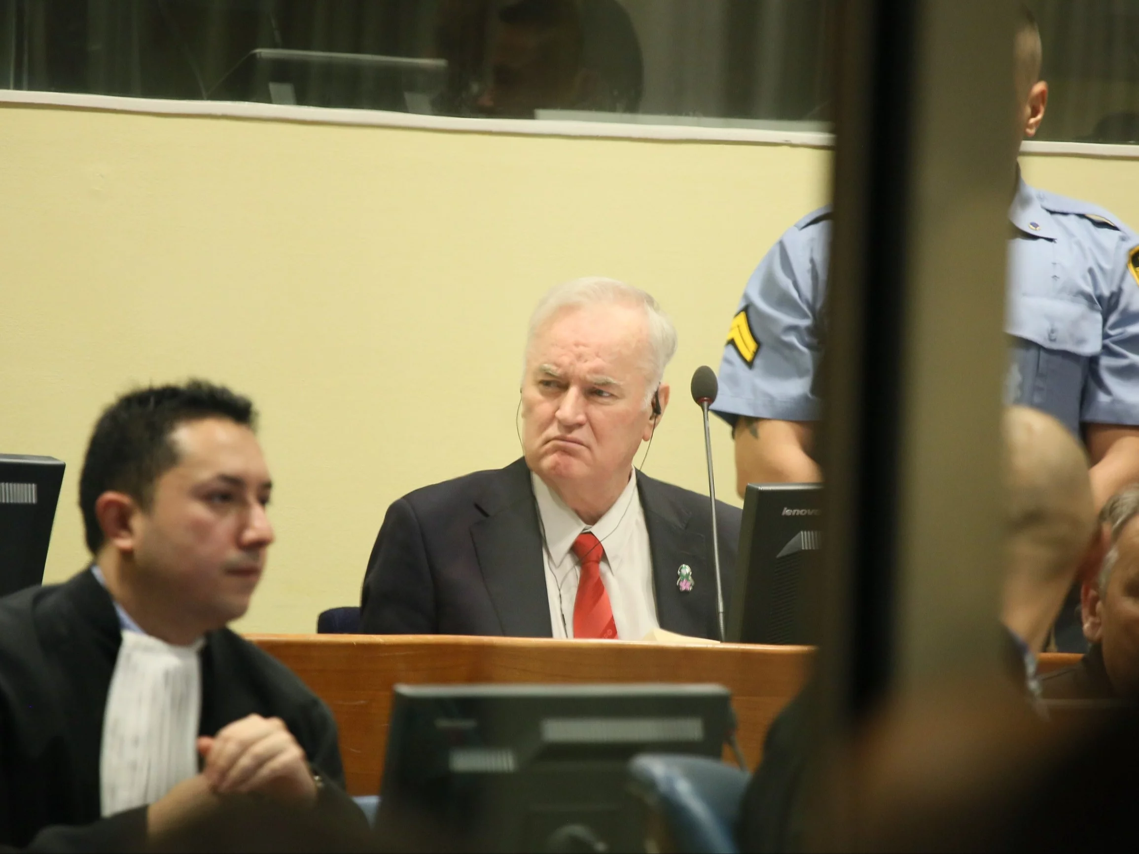 Ratko Mladić (w krawacie) podczas rozprawy przed Międzynarodowym Trybunałem Karnym dla byłej Jugosławii, rok 2017