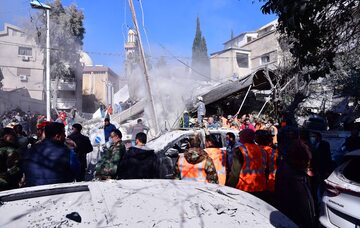 Ratownicy i żołnierze w miejscu ataku bombowego Izraela w Damaszku. 20 stycznia 2024 r.