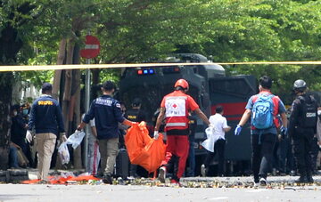 Ratownicy na miejscu zamachu przed katedrą w Makasar w Indonezji