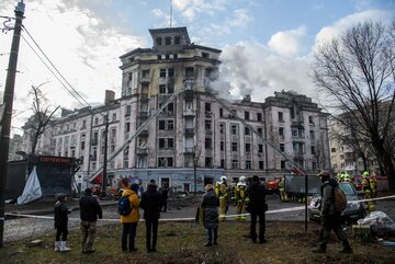 Ratownicy usuwają skutki po zestrzelonym rosyjskim pocisku rakietowym w jednej z centralnych dzielnic Kijowa