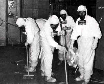 Ratownicy usuwający skutki skażenia jądrowego. Zdjęcie ilustracyjne