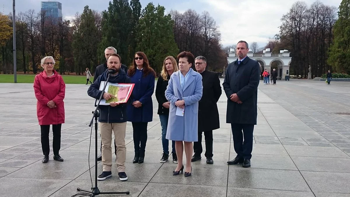 Konferencja prasowa na placu Piłsudskiego