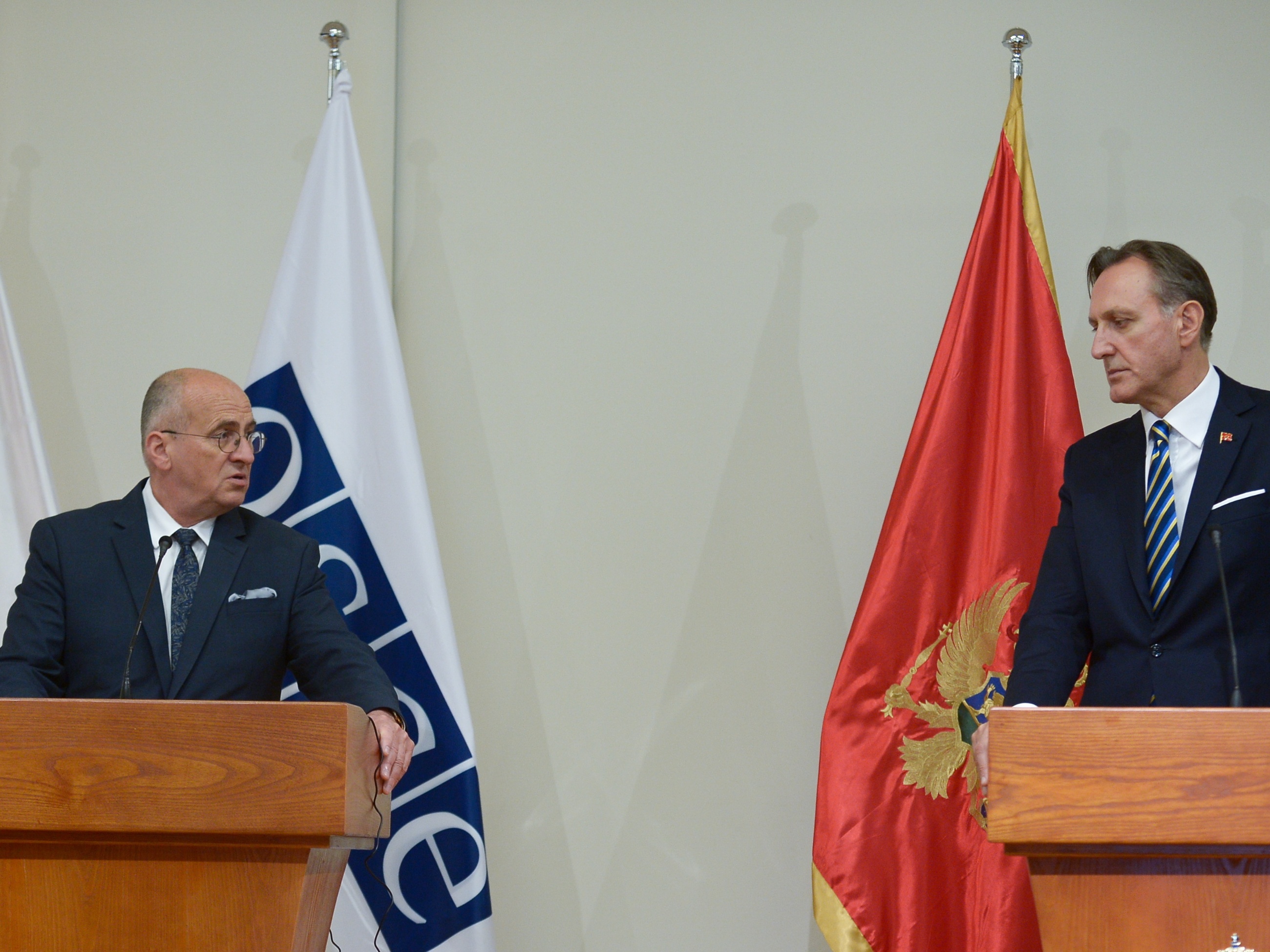 Przewodniczący OBWE, minister spraw zagranicznych RP Zbigniew Rau (L) i minister spraw zagranicznych Czarnogóry Ranko Krivokapić (P)