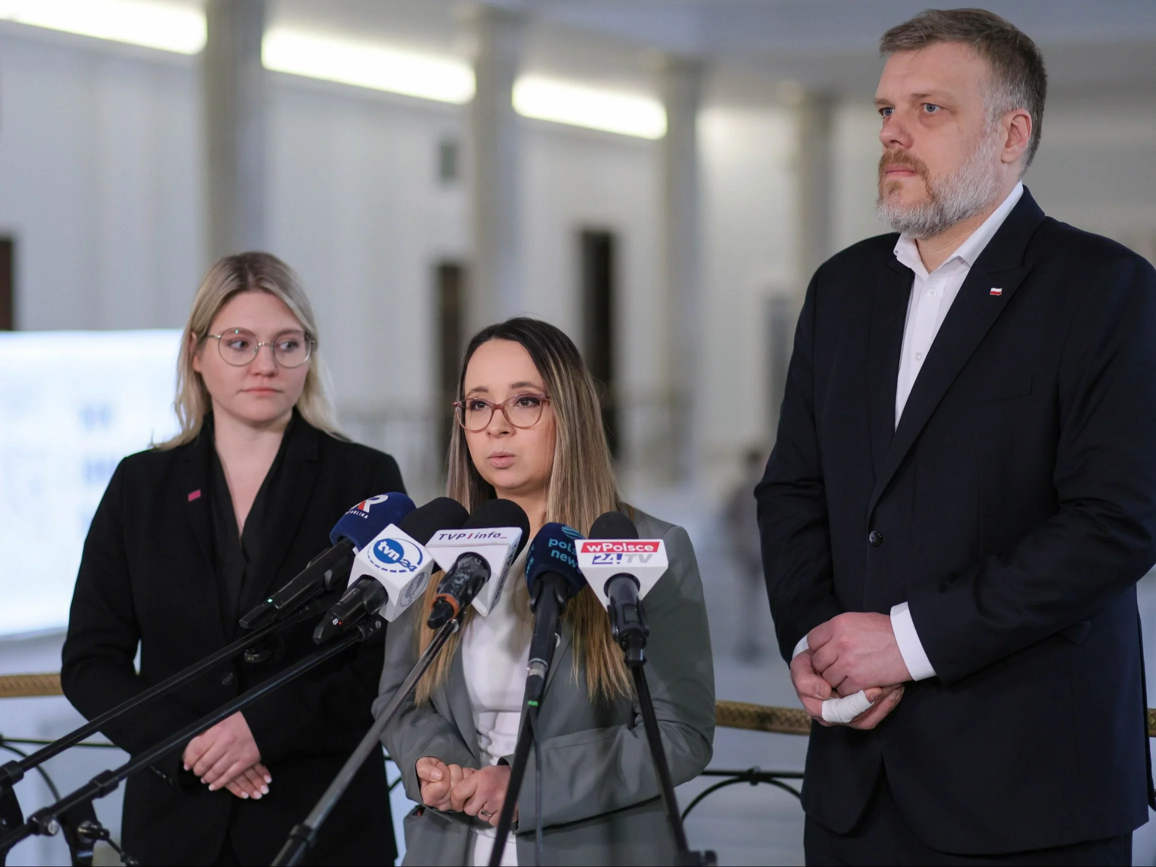 Współprzewodniczący Partii Razem Adrian Zandberg (P) i Aleksandra Owca (L) oraz posłanka ugrupowania Marcelina Zawisza (C) podczas konferencji prasowej w Sejmie w Warszawie