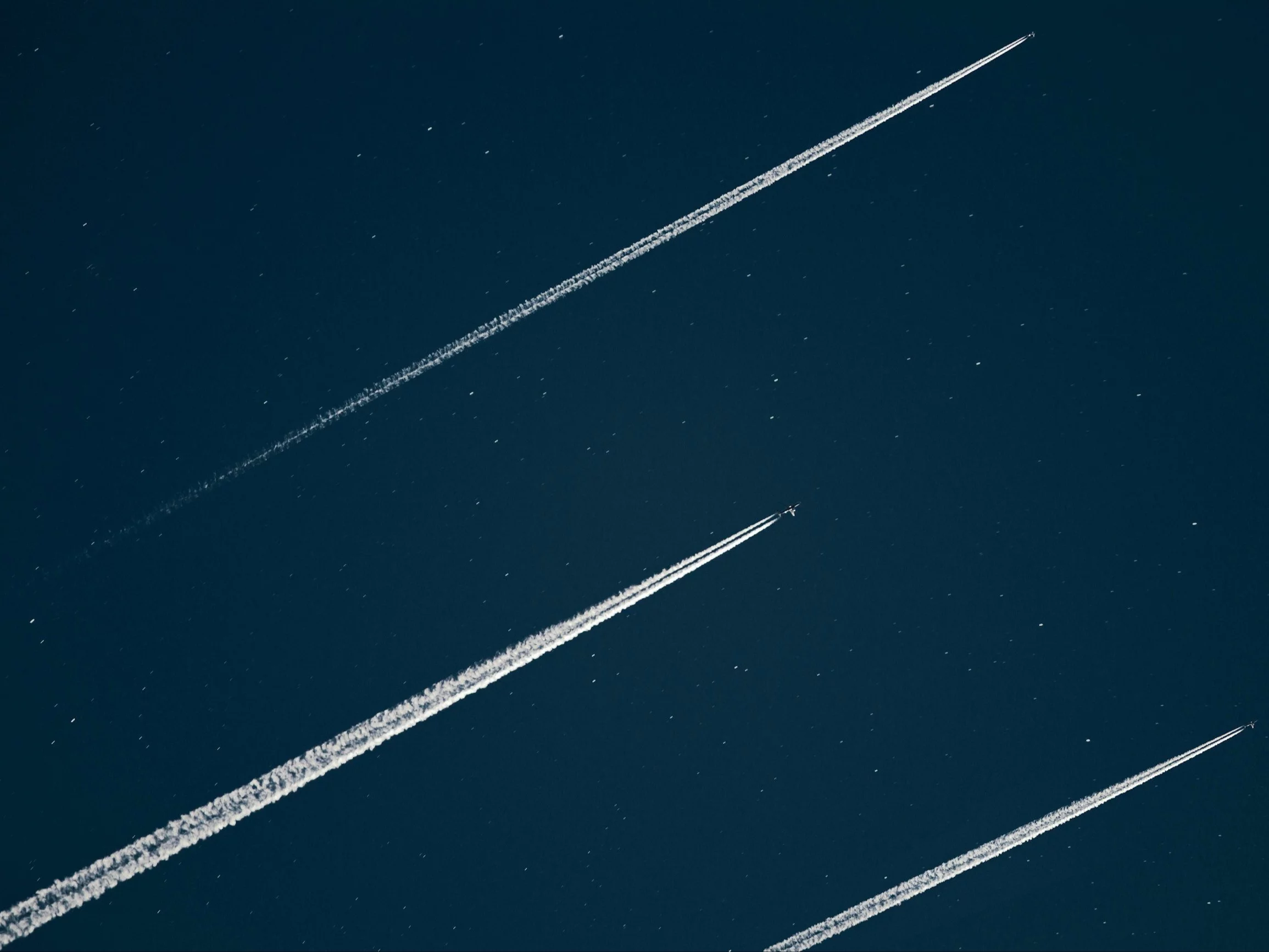 Biała smuga kondensacyjna za samolotem