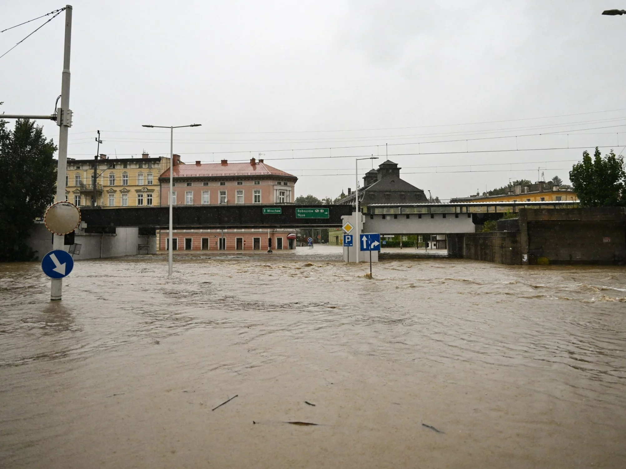 Rzeka Nysa Kłodzka zalała centrum Kłodzka