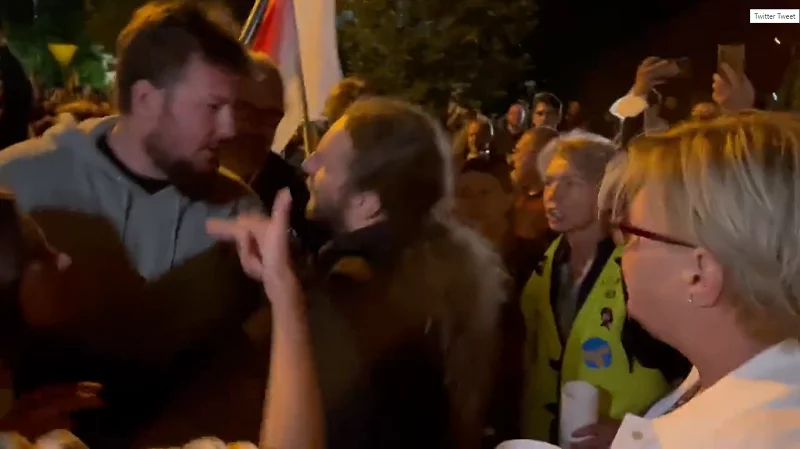 Atak na posła Sośnierza przed Sejmem