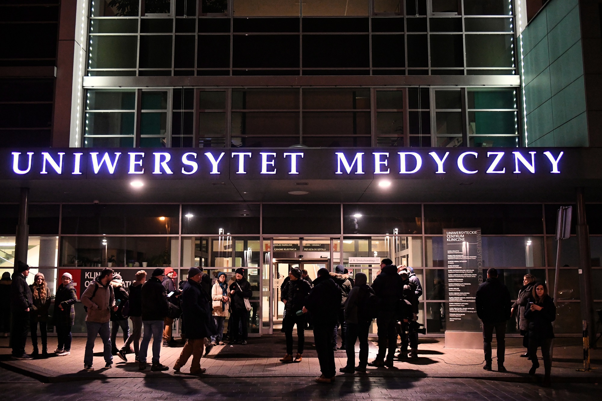 Dziennikarze przed SOR-em Uniwersyteckiego Centrum Klinicznego,w Gdańsku. Do tego szpitala został zabrany prezydent miasta Paweł Adamowicz