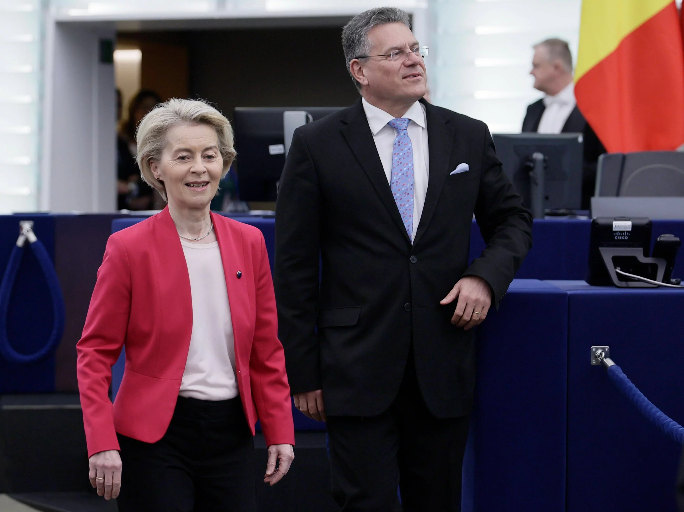 Przewodnicząca Komisji Europejskiej Ursula von der Leyen (L) i komisarz UE ds. handlu i bezpieczeństwa gospodarczego, stosunków międzyinstytucjonalnych i przejrzystości Maros Sefcovic