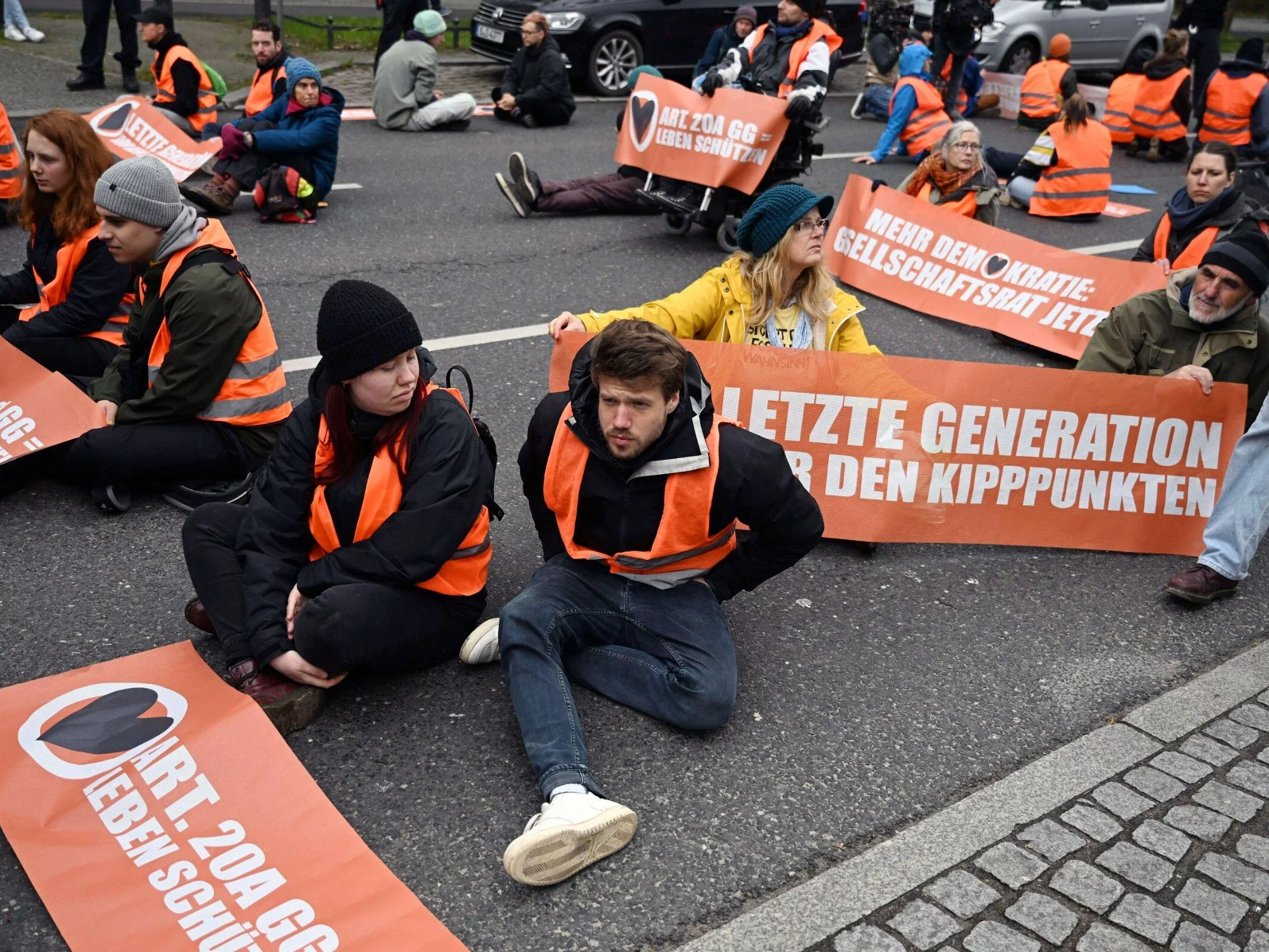 "Aktywiści klimatyczni" z "Ostatniego pokolenia" podczas "protestu" w Berlinie