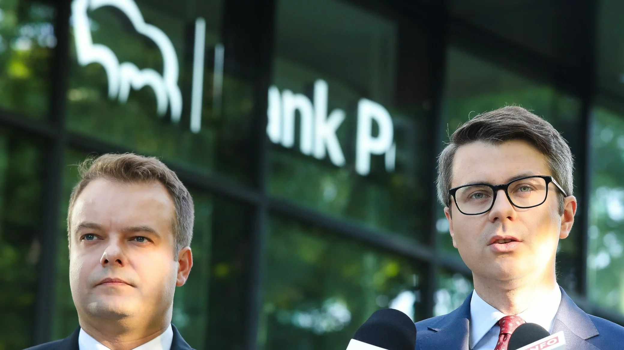 Rzecznik Prawa i Sprawiedliwości Rafał Bochenek (L) i rzecznik rządu Piotr Mueller