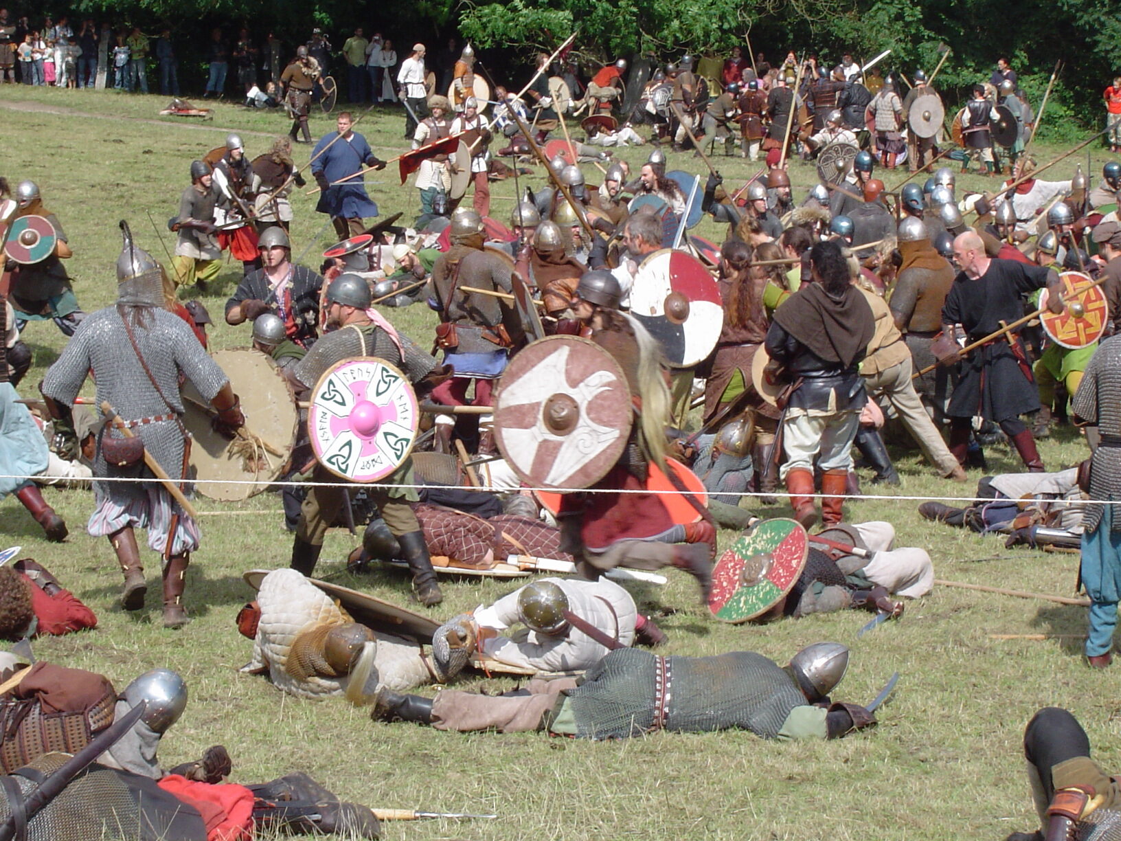 Rekonstrukcja bitwy wikingów na festiwalu historycznym w Danii