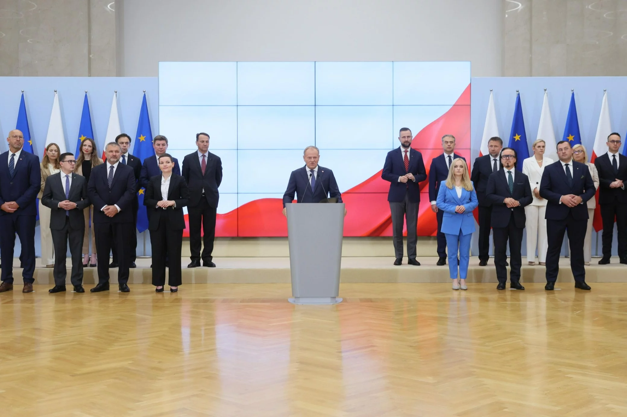 Premier Donald Tusk oraz nowi ministrowie